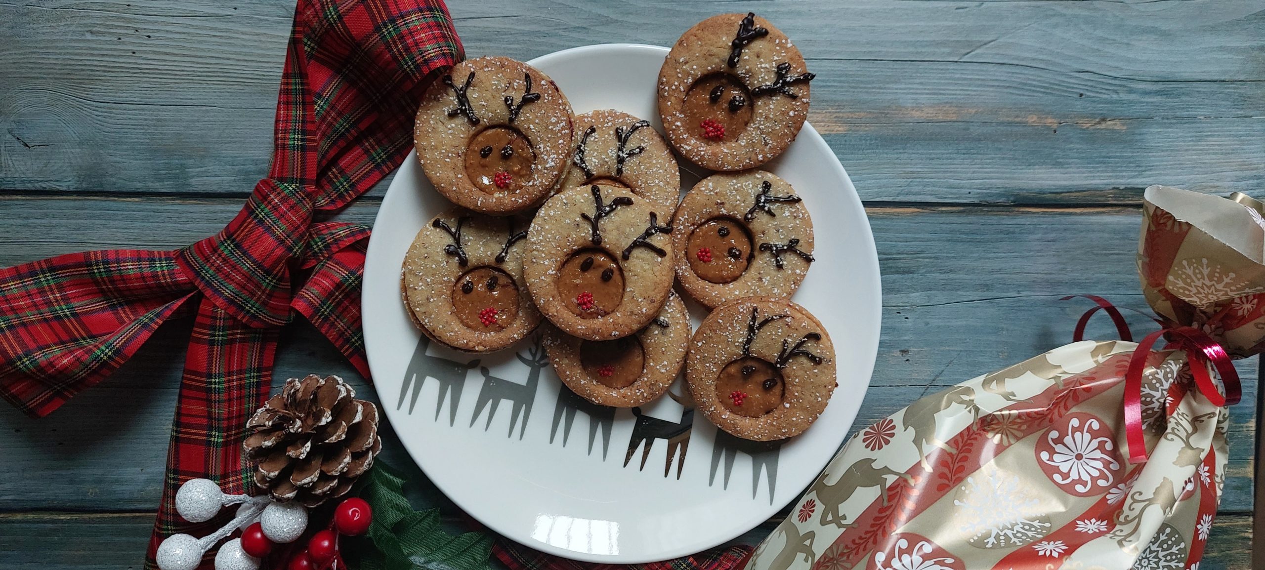 Biscotti renna con burro di arachidi