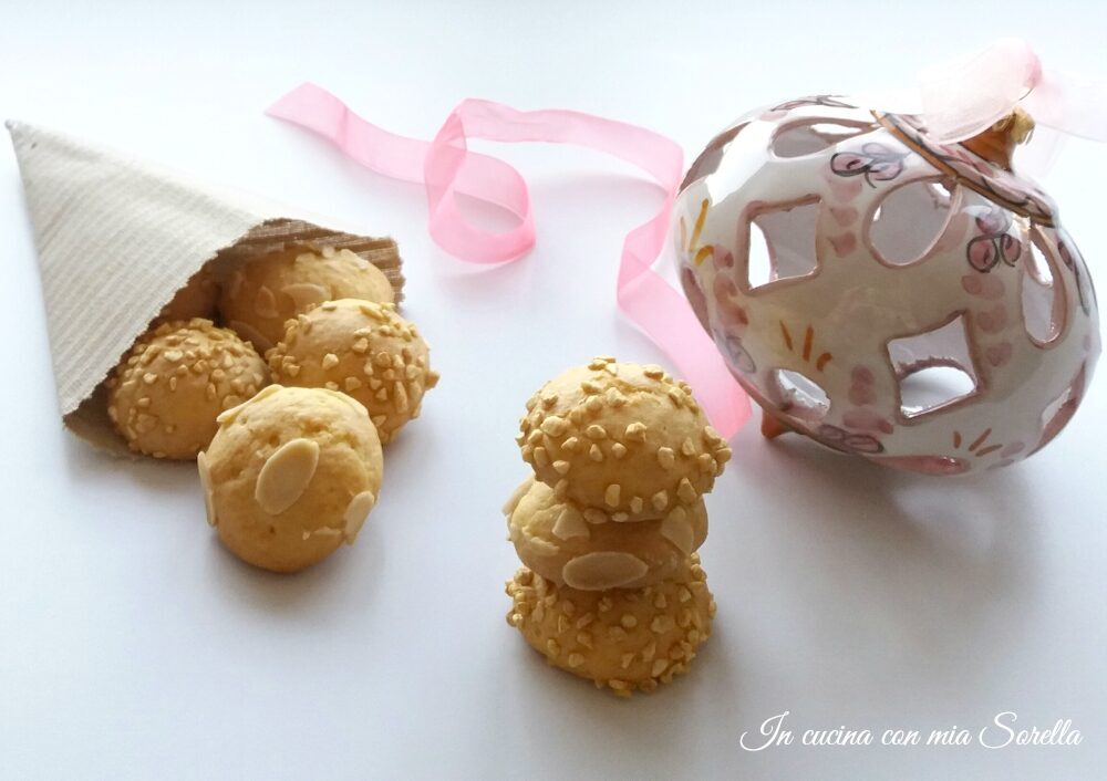 Biscotti ricoperti di nocciole e mandorle