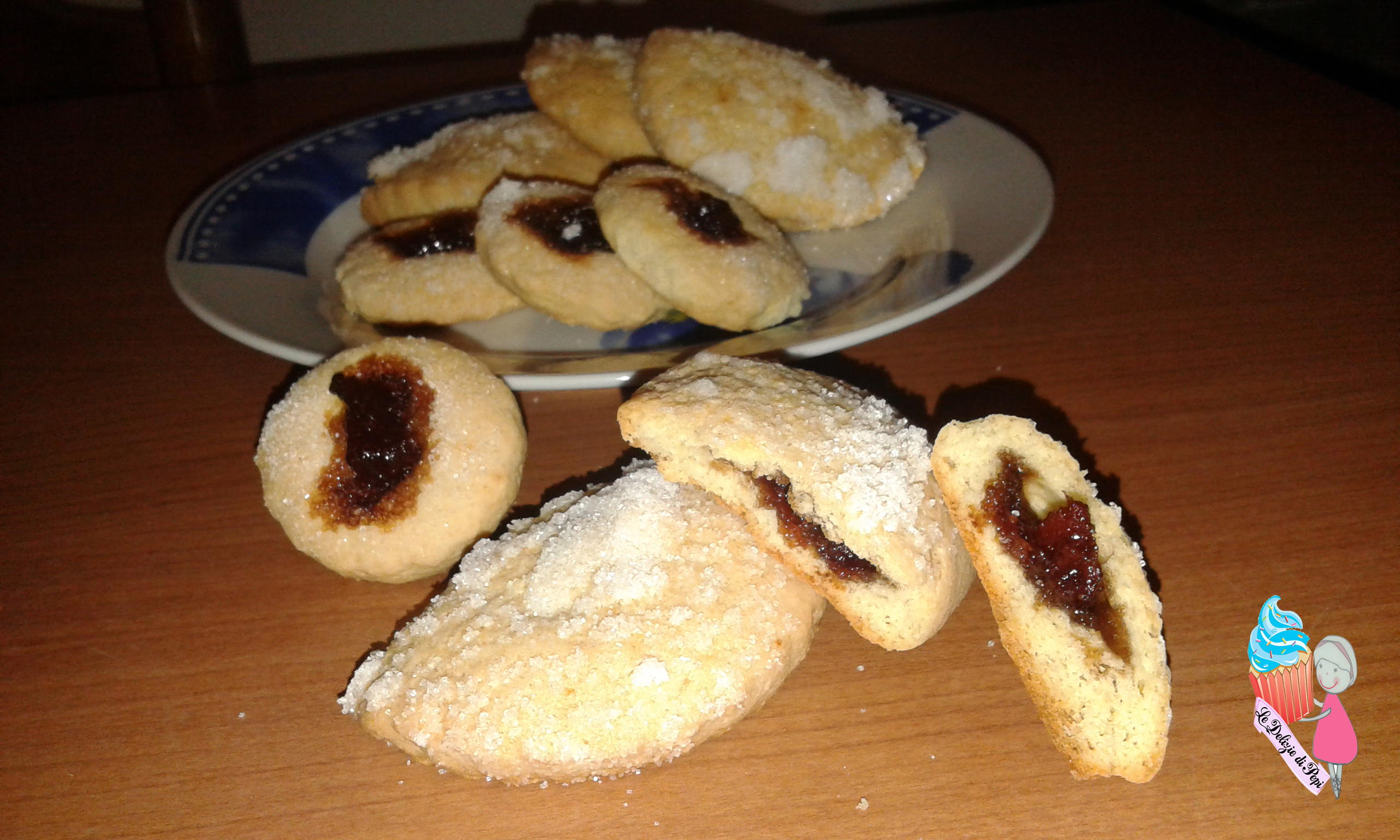 Biscotti ripieni di confettura di mele cotogne
