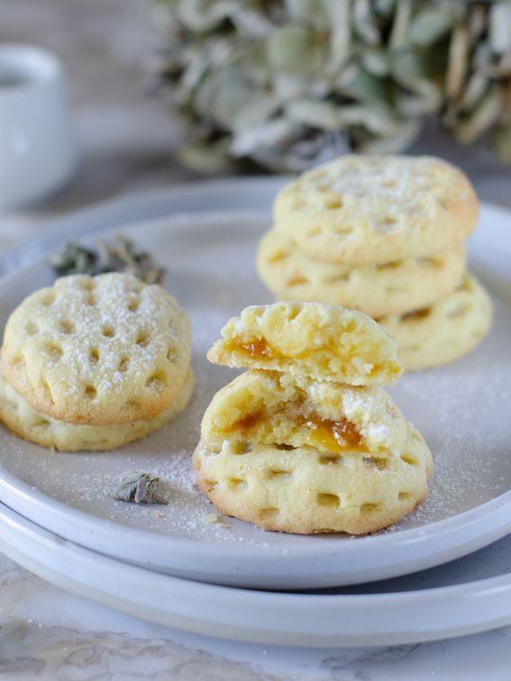 Biscotti ripieni di confettura e mandorle con pasta frolla sablè e metodo classico
