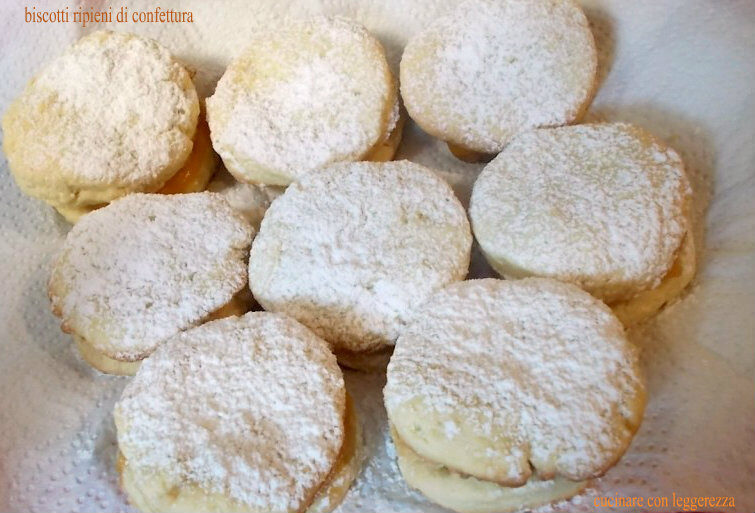 Biscotti ripieni di confettura