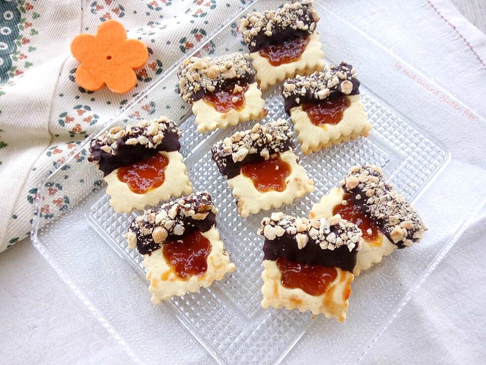 Biscotti ripieni di marmellata con cioccolato