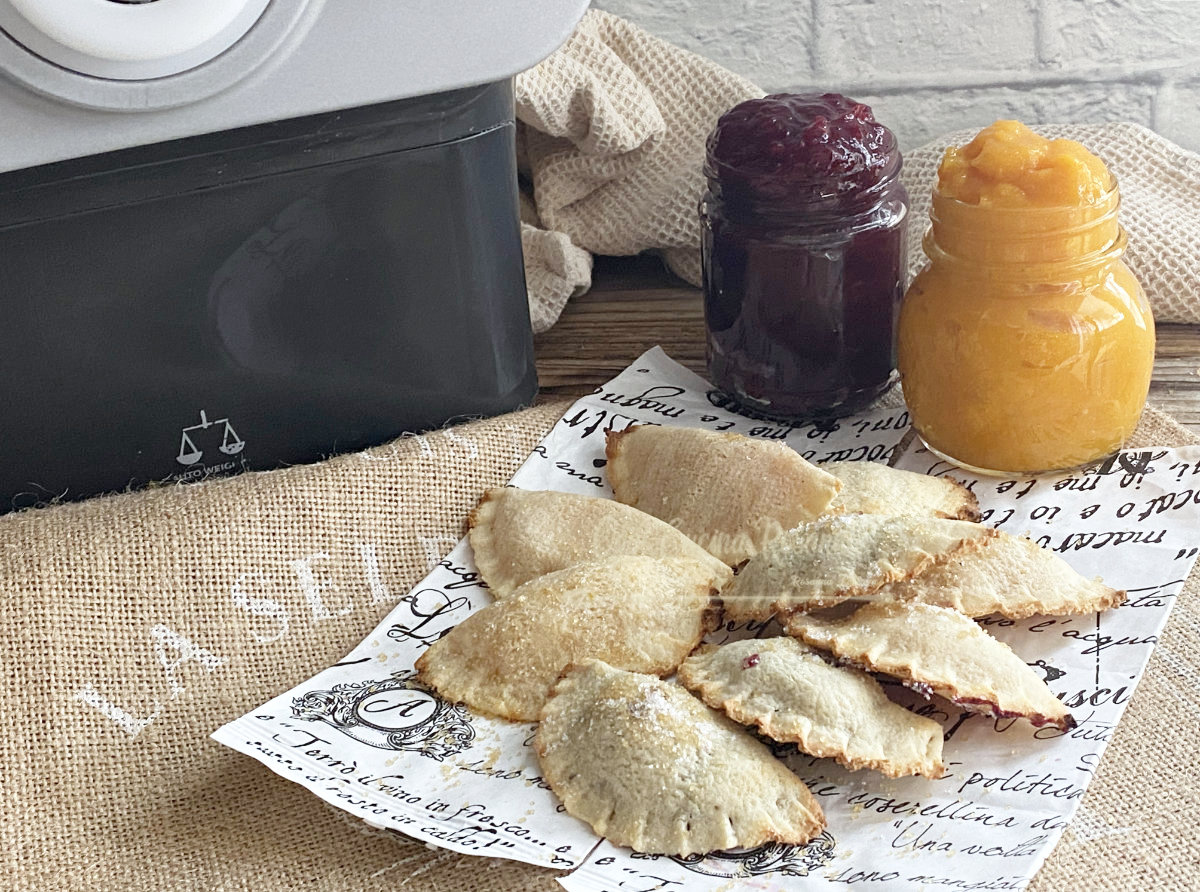 Biscotti ripieni di marmellata con pasta maker