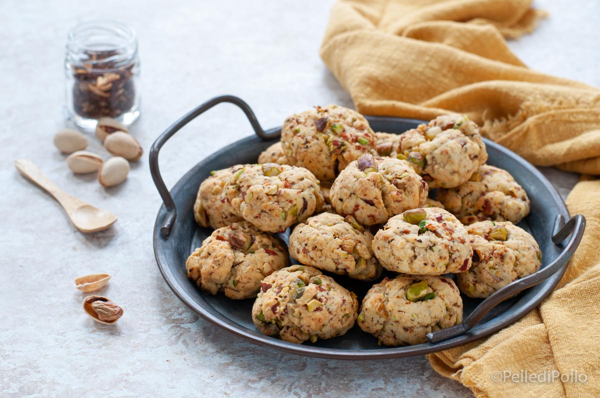 Biscotti salati ai pistacchi e speck