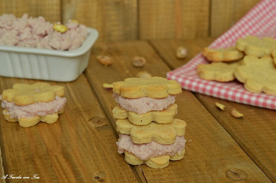 Biscotti salati con mousse di prosciutto