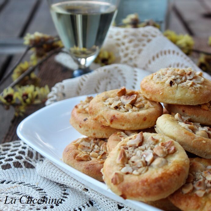 Biscotti salati con ricotta e nocciole