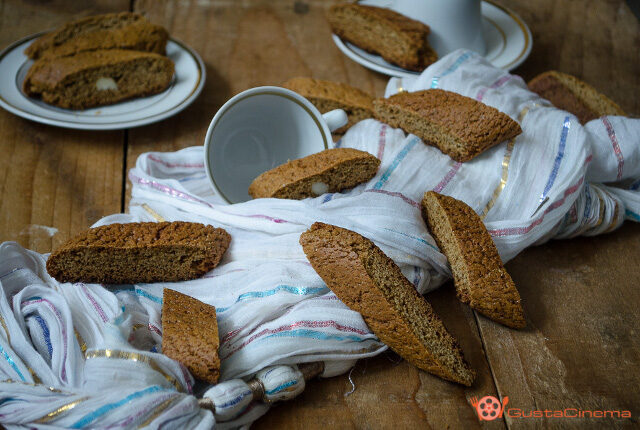 Biscotti semintegrali al miele e cannella