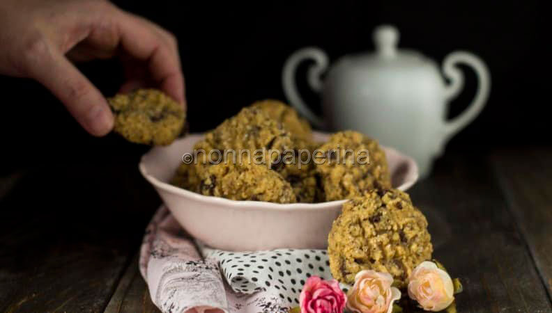 Biscotti speziati al cioccolato fondente e uvetta
