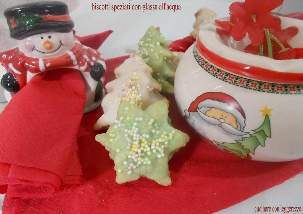 Biscotti speziati con glassa all’acqua