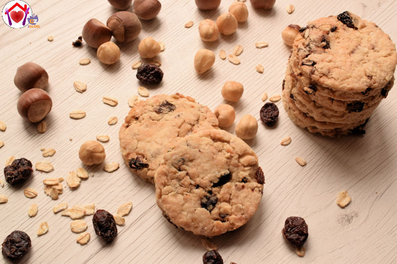 Biscotti vegani con nocciole e mirtilli rossi