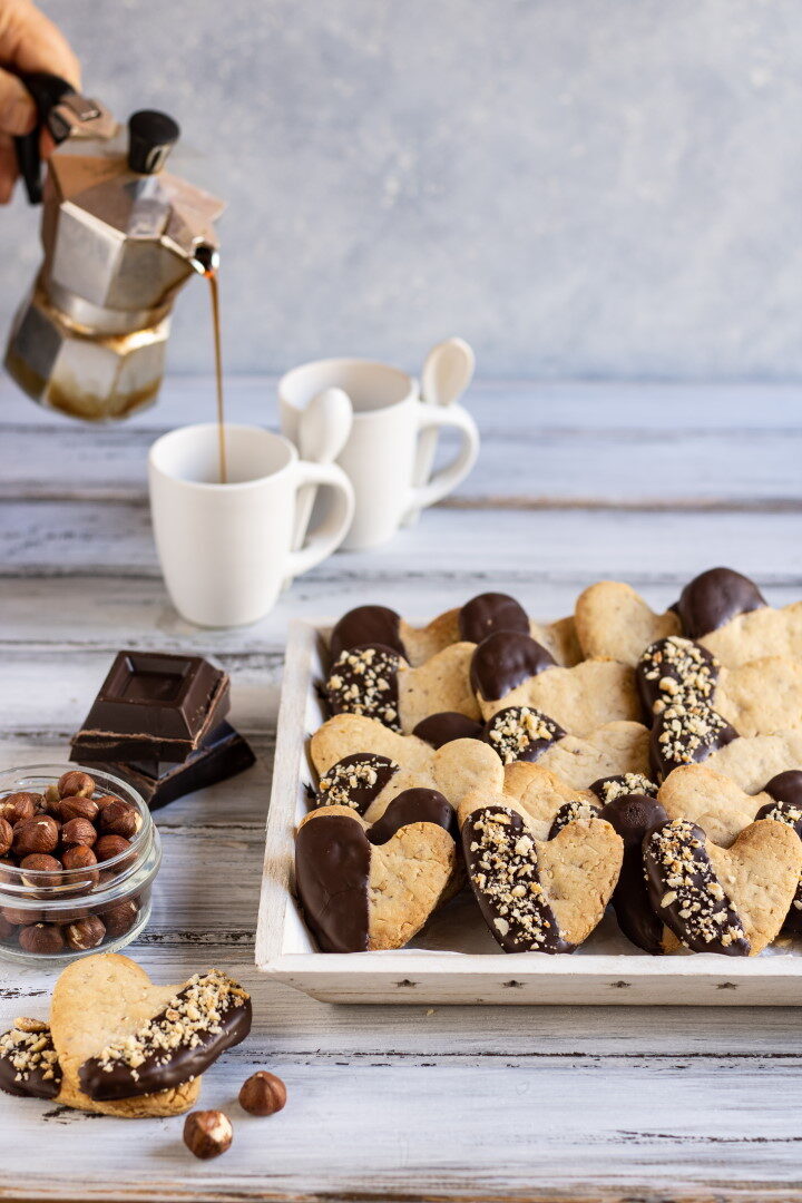 Biscotti vegani di farro e nocciole con cioccolato
