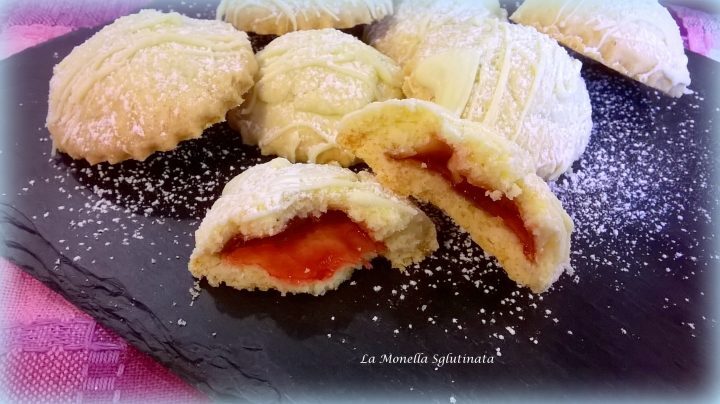 Biscottini ripieni di marmellata di fragole con cioccolato bianco