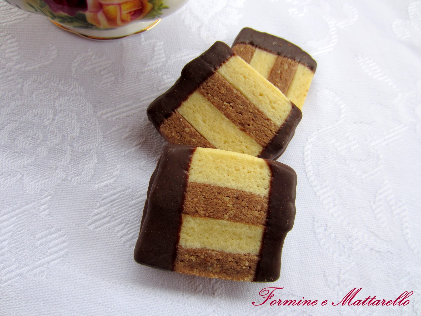 Biscotto bicolore nocciole e rum