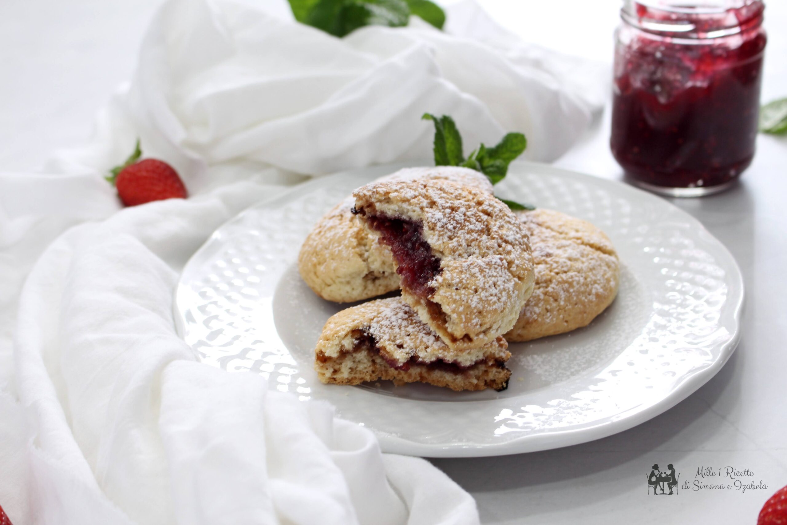Biscottoni farciti di marmellata