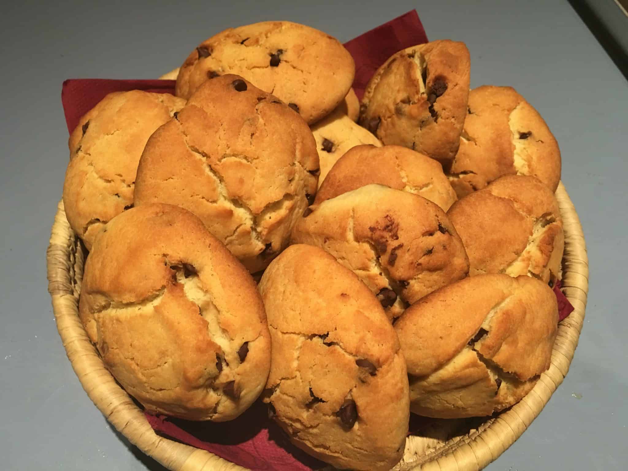 Biscottoni, quasi dei bocconotti, con gocce di cioccolato