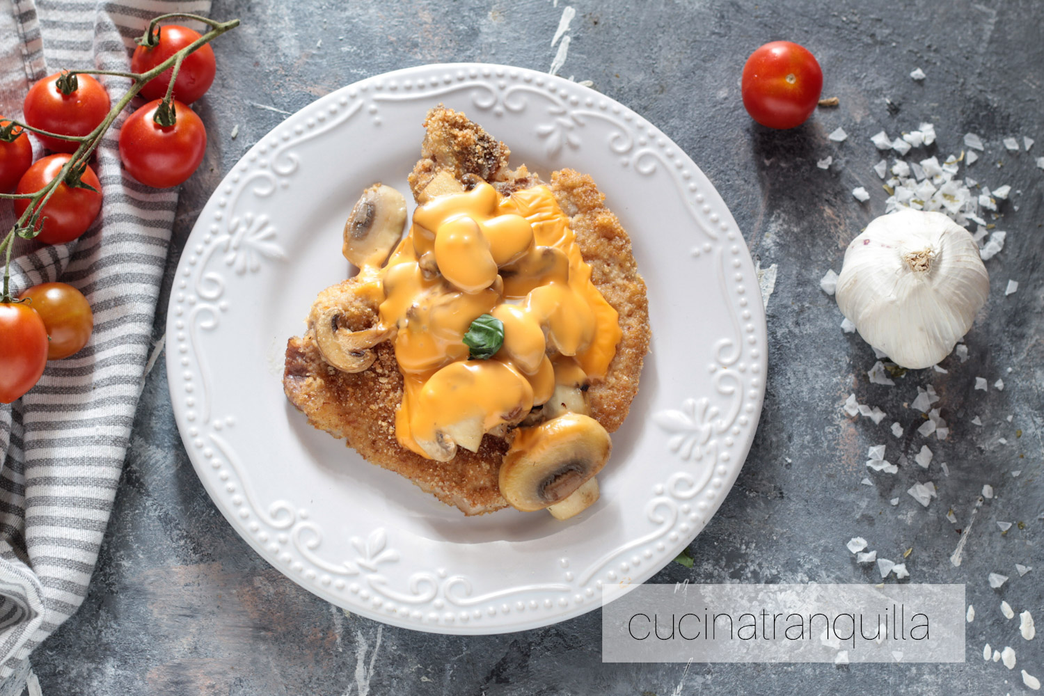 Bistecca di maiale con funghi e formaggio