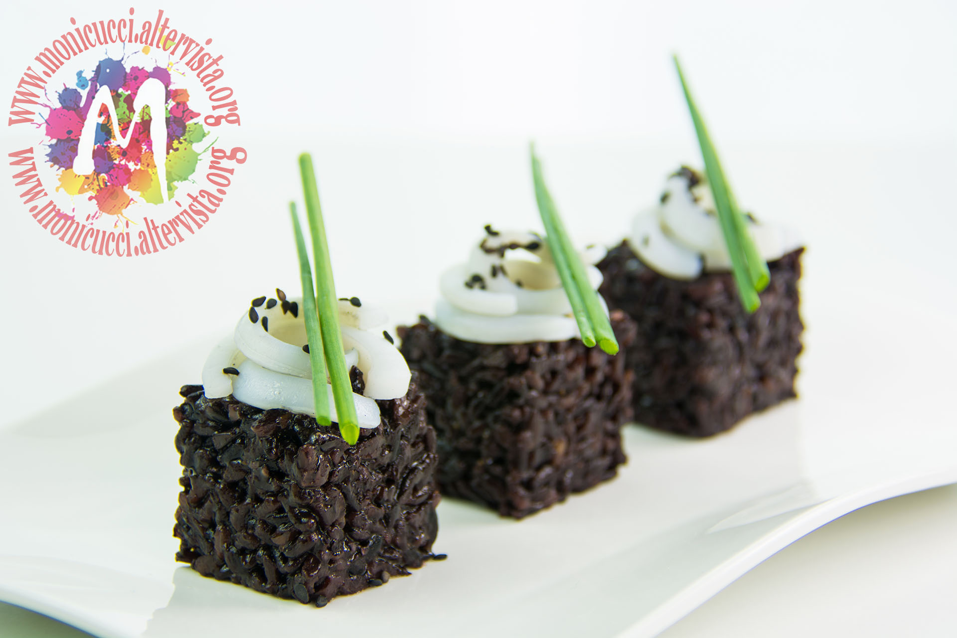 Black rice cube salad: insalata di riso nero e calamari agli agrumi