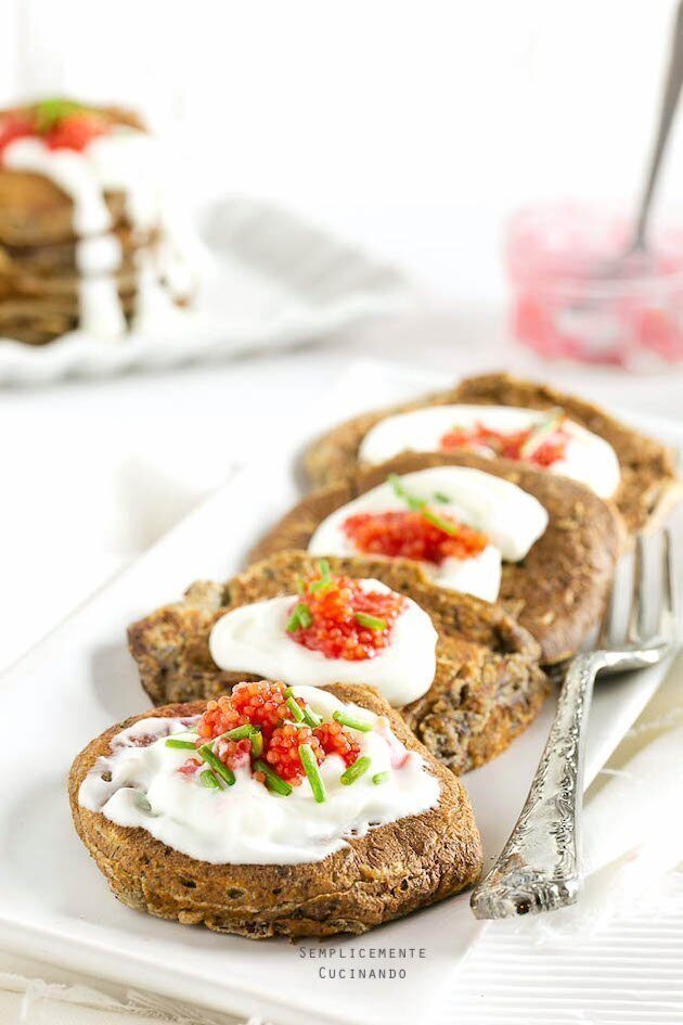 Blini con caviale e panna acida