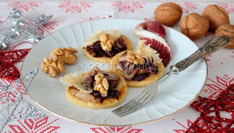 Blinis al radicchio stufato , noci e parmigiano, dalla russia con amore!