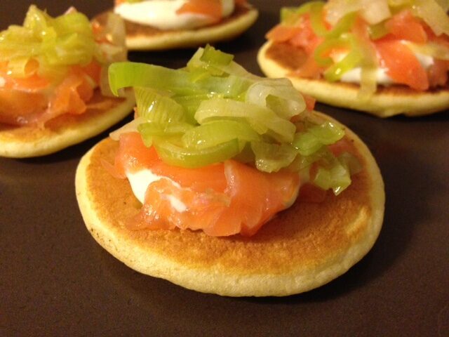 Blinis con salmone affumicato e porri