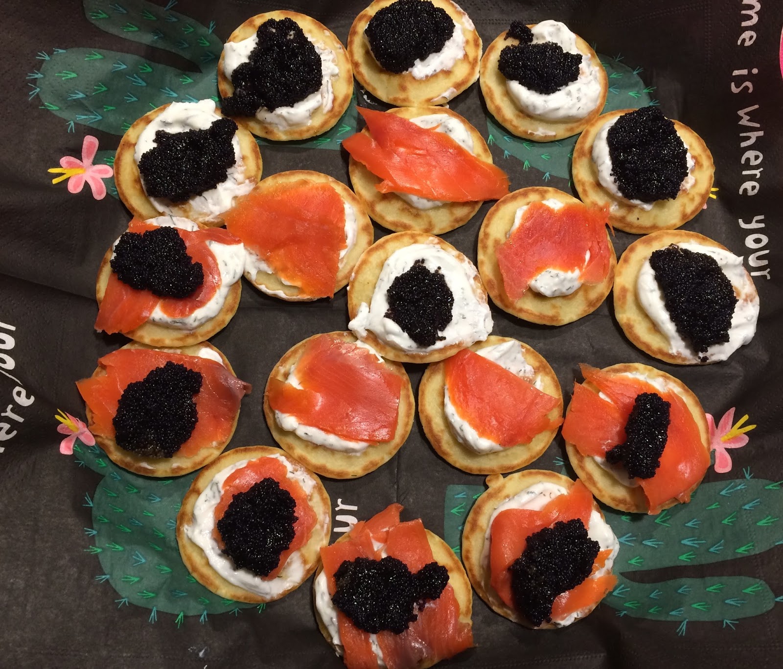 Bliny (mini pancake) salmone, panna acida e uova di lompo