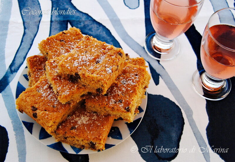 Blondies al cocco e gocce di cioccolato