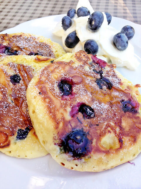 Blueberry pancakes, yogurt greco e miele
