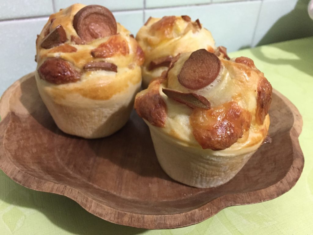 Boccioli di brioche gustosi würstel e scamorza