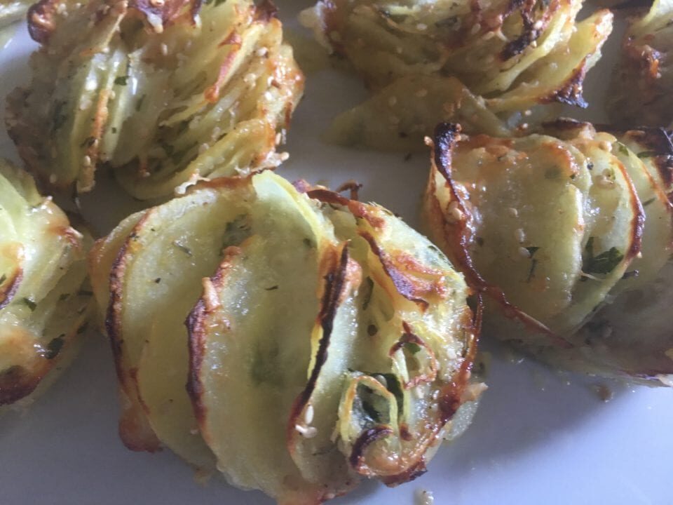 Boccioli di patate, croccanti petali di patate al forno