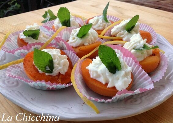 Bocconcini di albicocche ripieni con crema di ricotta al limoncello