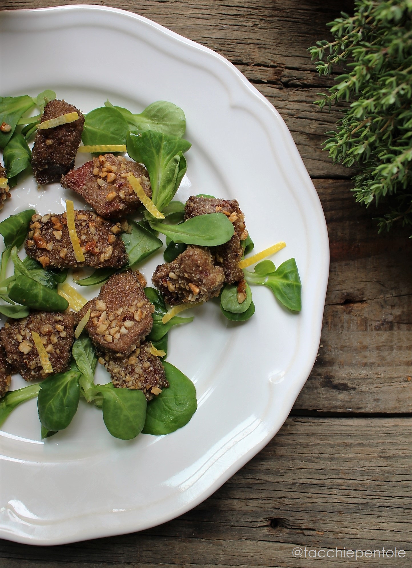Bocconcini di fegato con granella di nocciole e zeste di limone
