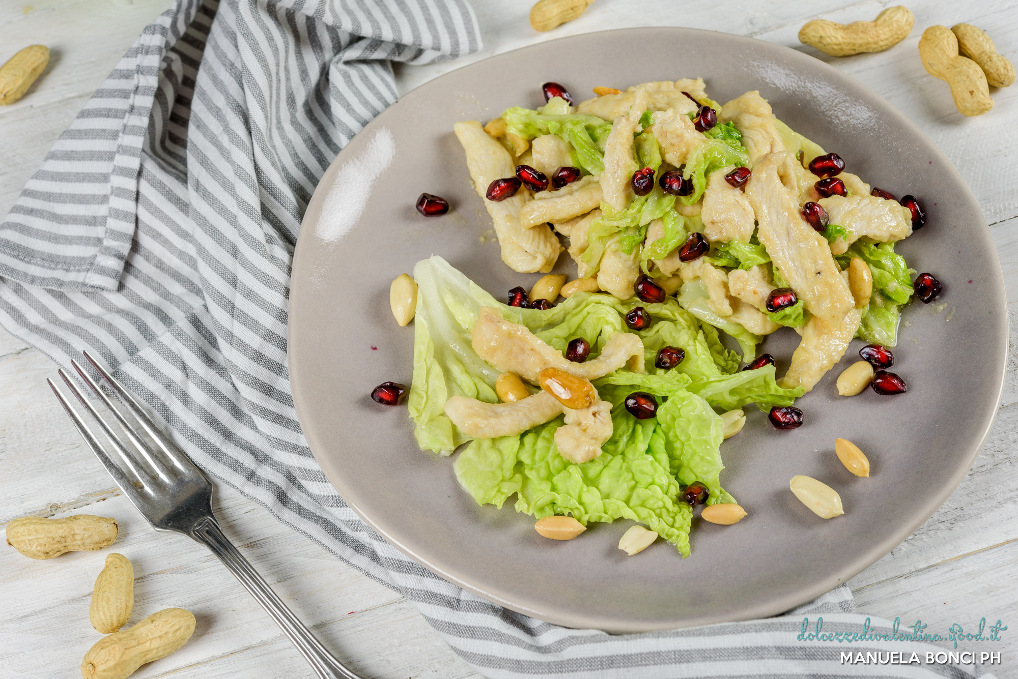 Bocconcini di pollo al burro di arachidi con melagrana e verza