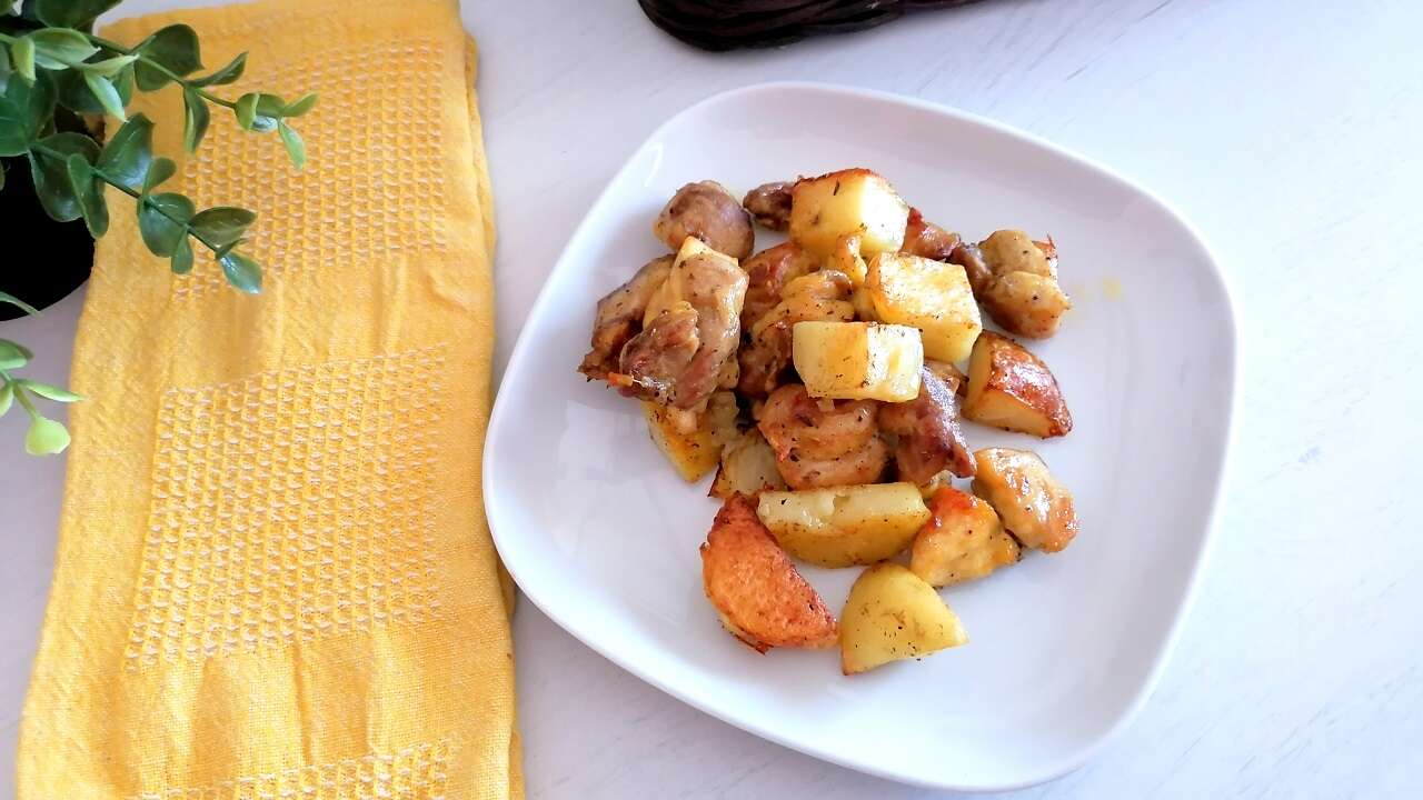 Bocconcini di pollo al forno con patate, invitanti