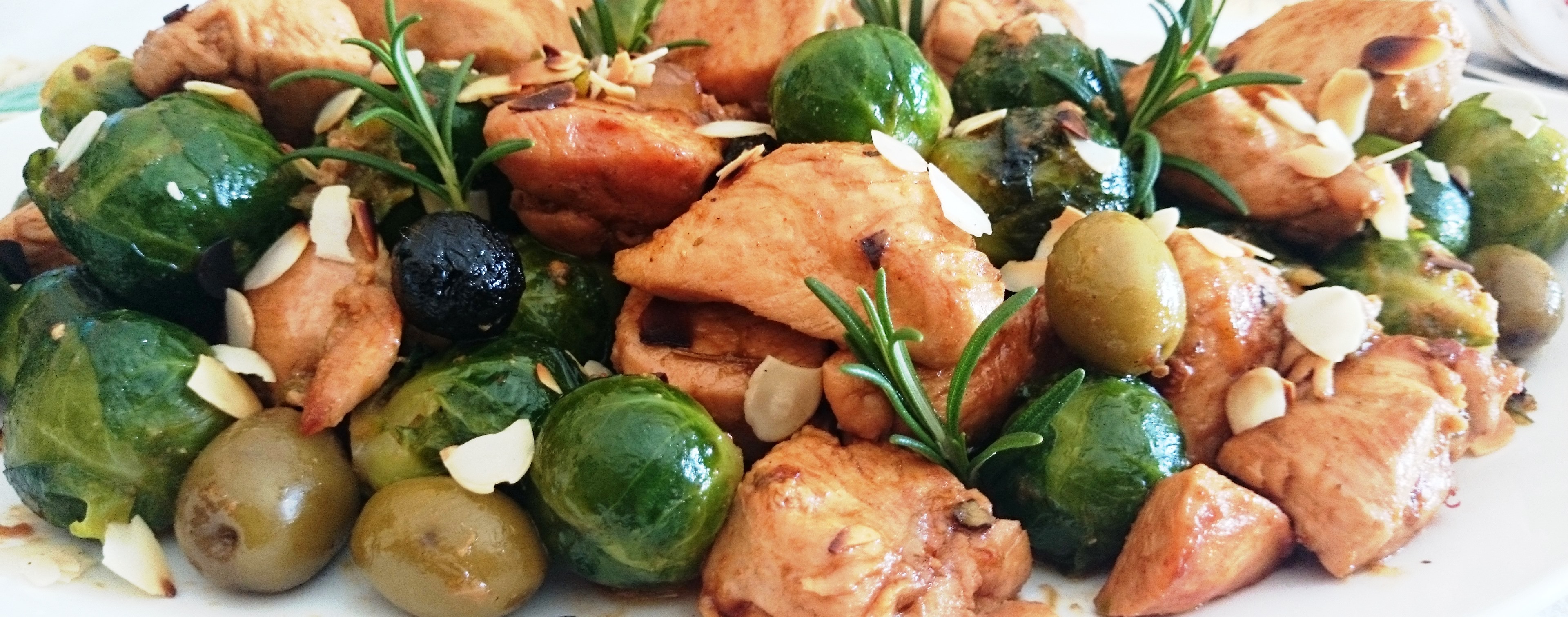 Bocconcini di pollo alla birra con cavoletti di bruxelles