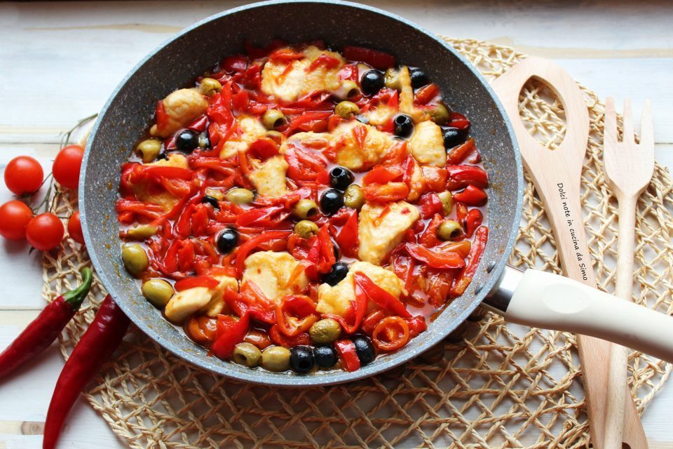 Bocconcini di pollo con peperoni e olive