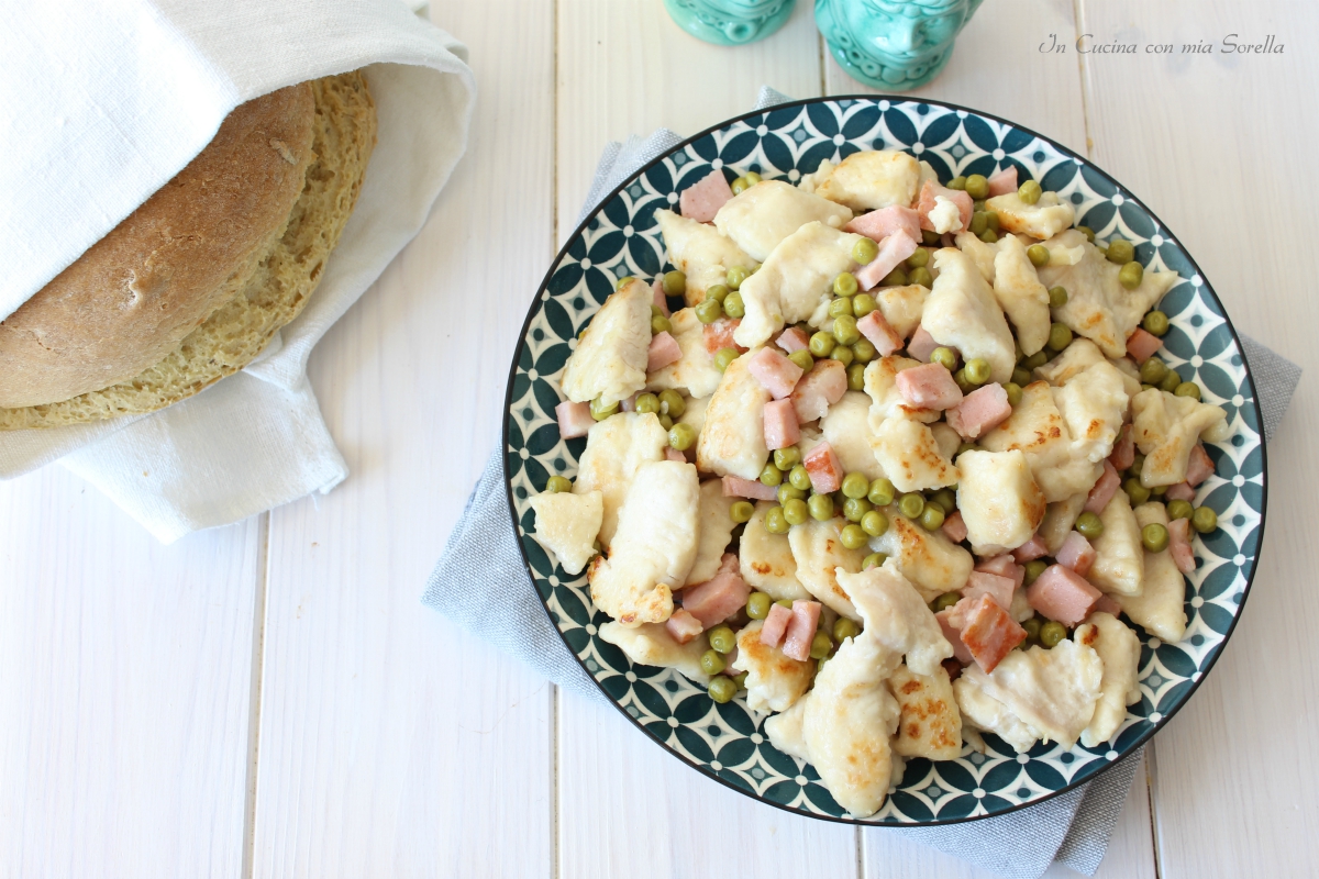 Bocconcini di pollo con piselli e mortadella