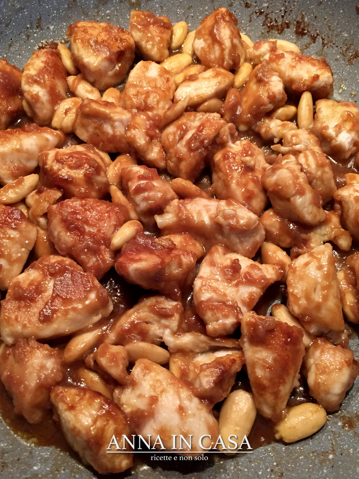 Bocconcini di pollo con salsa di soia e mandorle