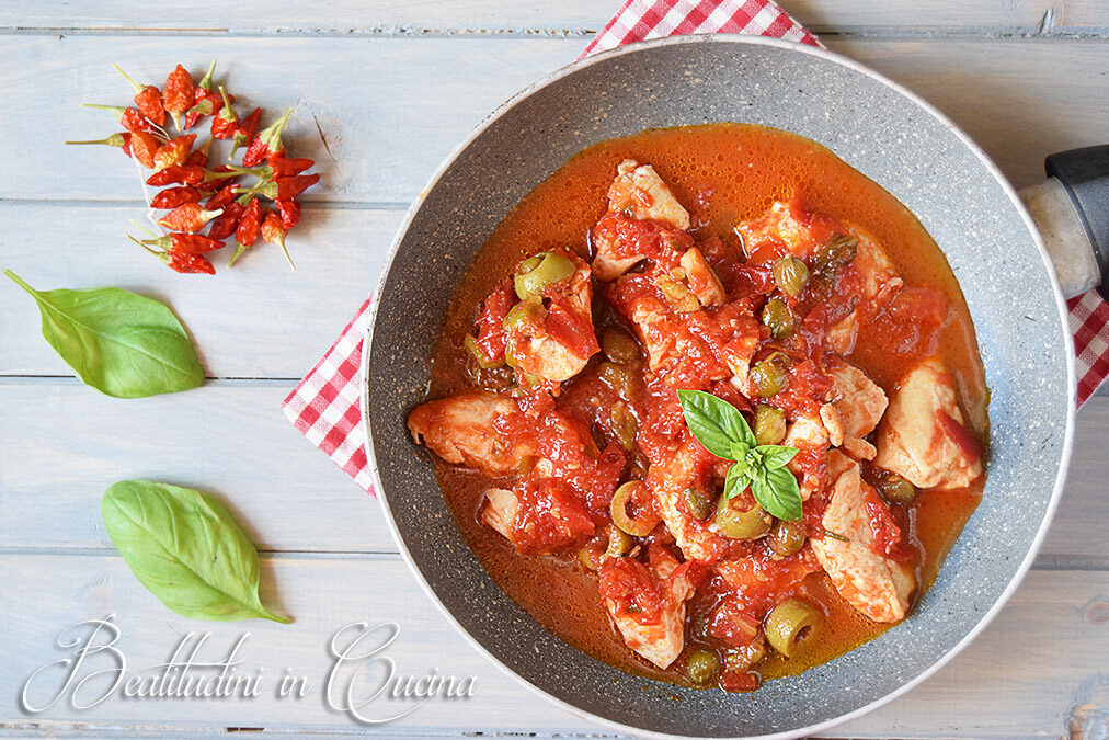 Bocconcini di pollo con sugo piccante di datterini