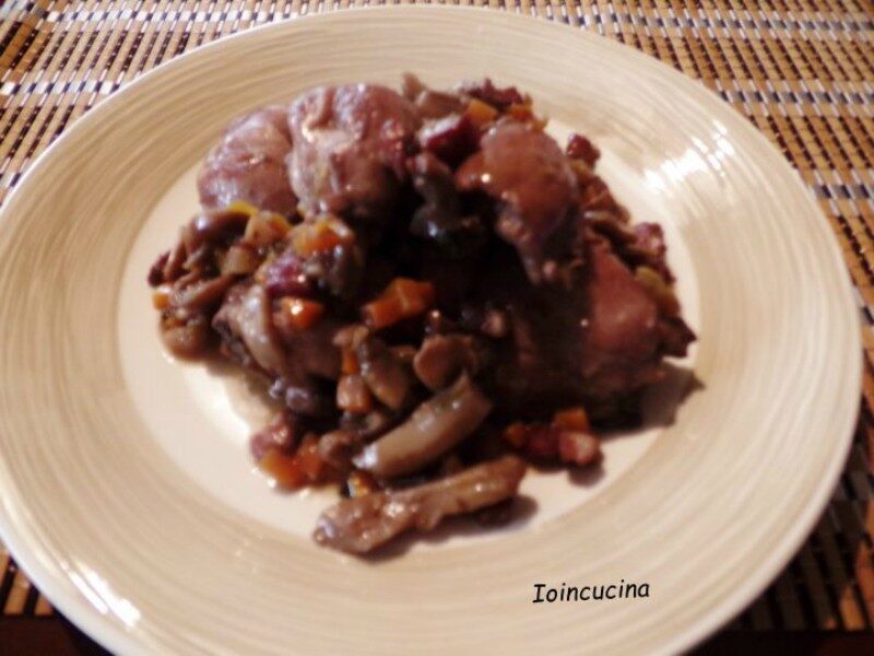 Bocconcini di pollo con verdure e funghi
