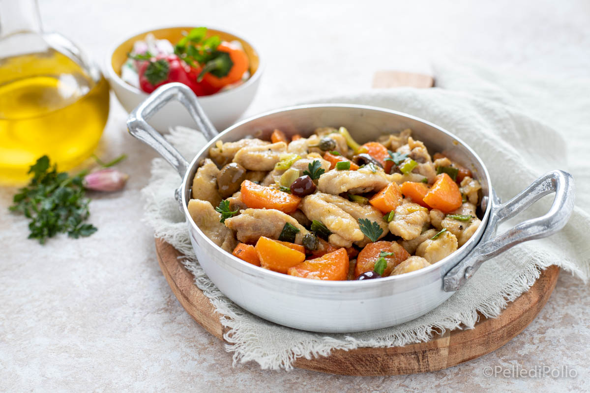 Bocconcini di pollo con verdure in padella