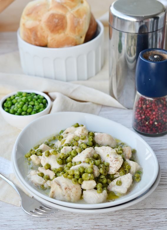 Bocconcini di pollo e piselli in padella