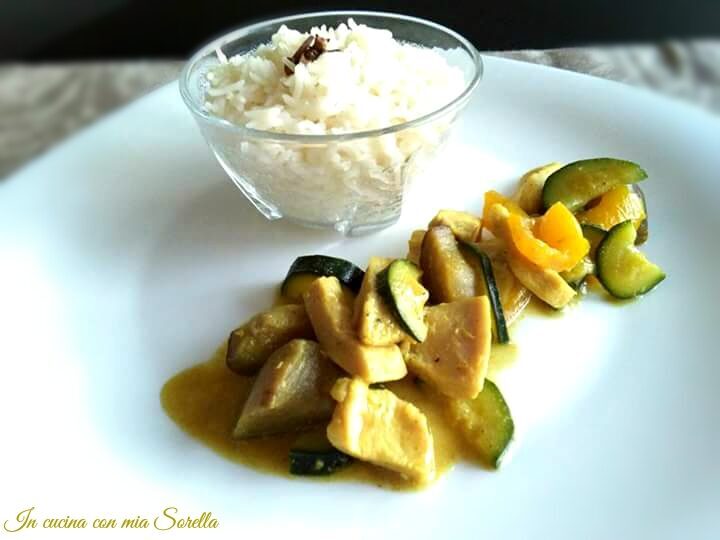 Bocconcini di pollo e verdure al curry con riso basmati