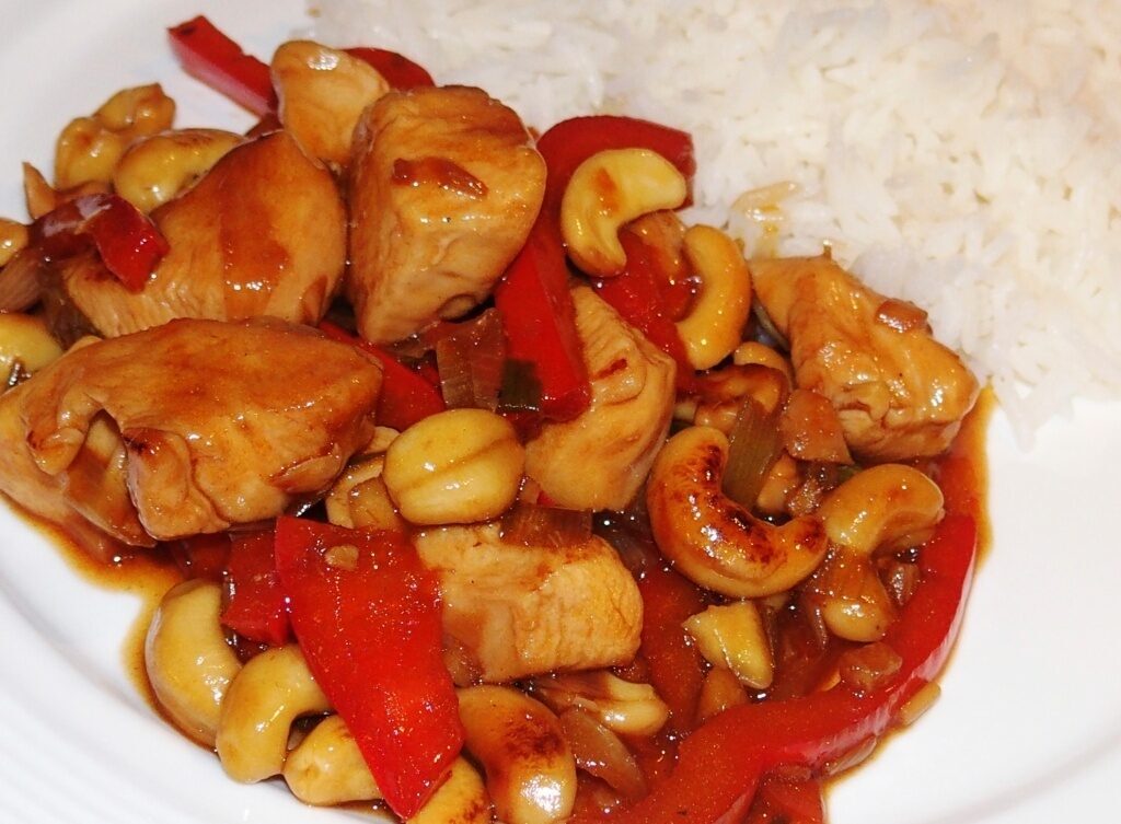Bocconcini di pollo in agrodolce con anacardi