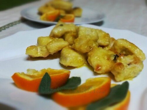 Bocconcini di pollo in padella all’arancio.