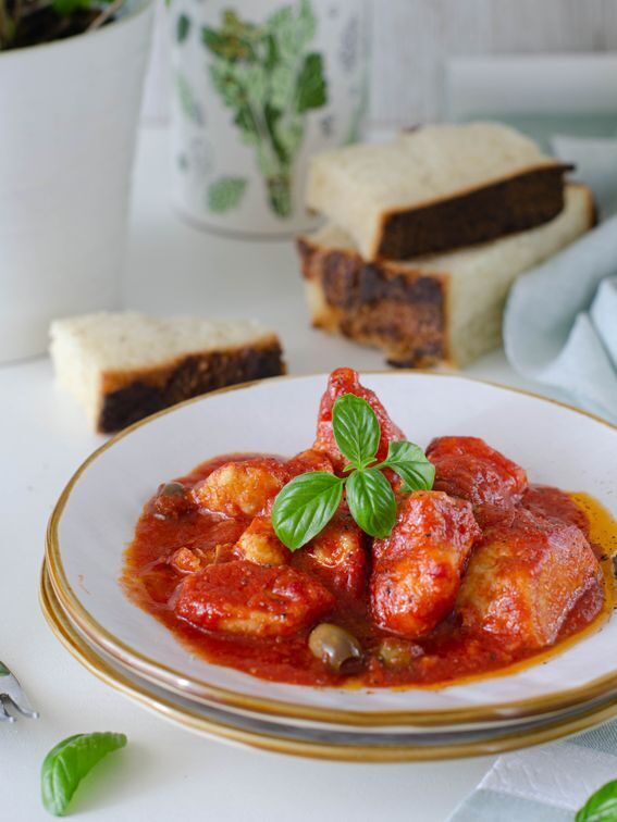 Bocconcini di pollo in padella con salsa di pomodoro e olive
