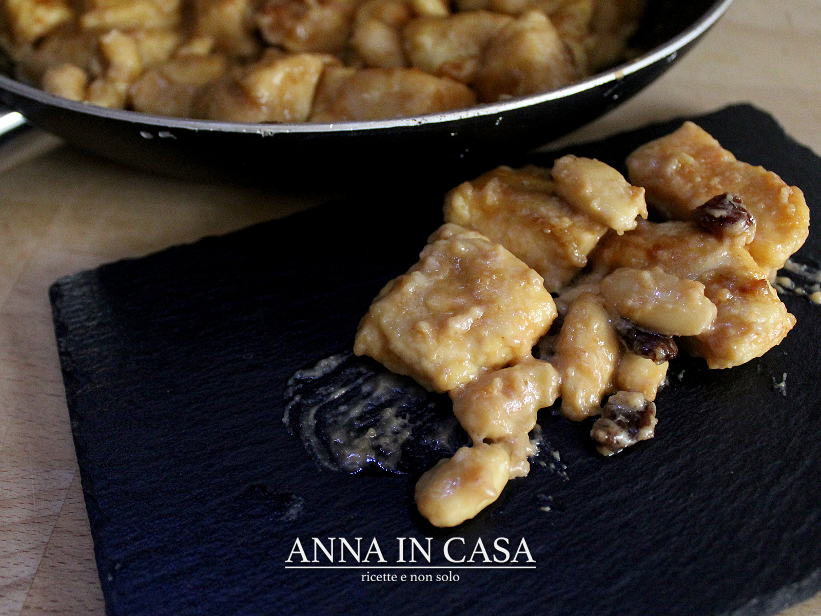 Bocconcini di pollo in salsa al cognac con mandorle e uvetta