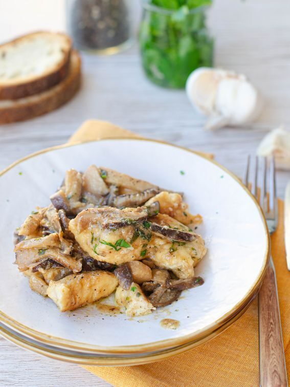 Bocconcini di pollo teneri e cremosi con funghi freschi