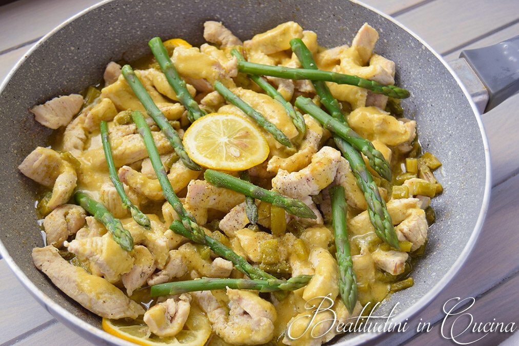 Bocconcini di tacchino con asparagi e salsa al curry