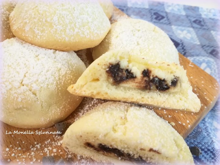 Bocconotti ripieni di ricotta e gocce di cioccolata