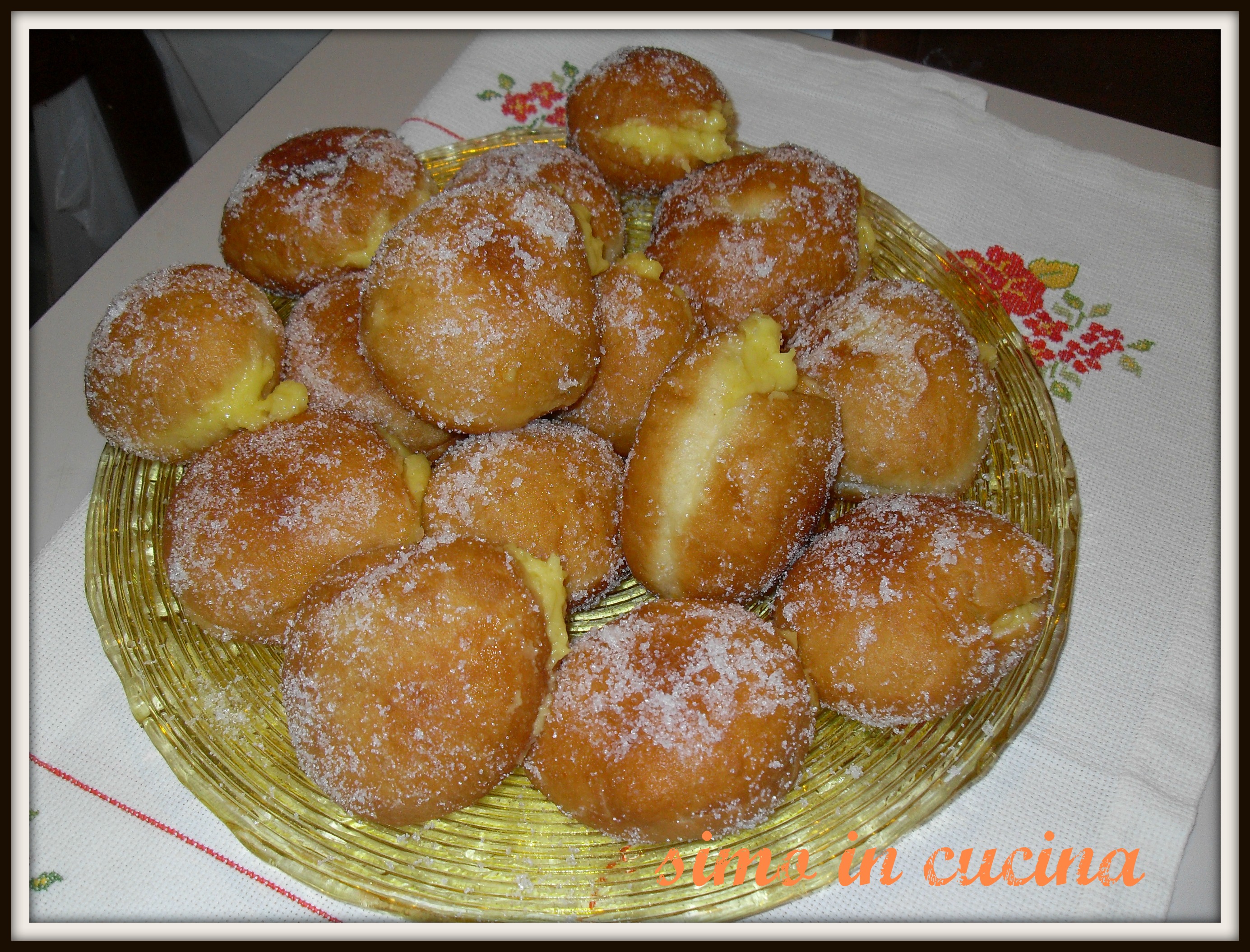Bomboloni farciti alla crema